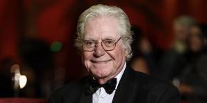مركز السينما العربية يكرم رئيس مهرجان القاهرة السينمائي الدولي حسين فهمي