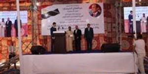 وزير النقل يسلم شيكات التعويضات للمتضررين مع مسار القطار الكهربائي في قنا