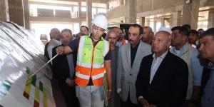 الوزير يسلم شيكات التعويضات للمتضررين من مسار القطار الكهربائي بقنا