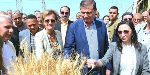 وزير الزراعة ومحافظ البحيرة يشهدان حصاد القمح بأحد الحقول بدمنهور