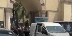 بعد المسرح القومي.. جثمان عبد الرحمن أبو زهرة يمر من أمام مسجد الحسين