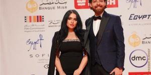 بعد أزمتها مع محمود حجازي.. رنا طارق تصل أمريكا لاستكمال علاج نجلها