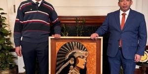عميد قصر العيني يُهنيء الطبيب أحمد زينهم بالمركز الأول في مهرجان "إبداع 14"