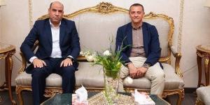 محافظ أسوان يستقبل وزير العمل بالمطار الدولي