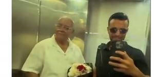 راح لزوجته يوم عيد ميلادها بورد.. حب فوق الـ 60 (فيديو)