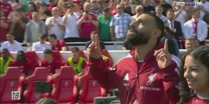 بكاء محمد صلاح رفقة ابنتيه في الأنفيلد.. مشهد مؤثر من وداع صلاح