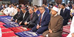 محافظ الإسماعيلية يؤدي صلاة عيد الأضحى بمجمع الشهداء ويشارك المواطنين فرحتهم