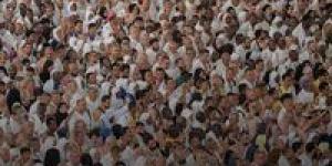 حجاج بيت الله الحرام يؤدون طواف الإفاضة في أجواء إيمانية داخل المسجد الحرام