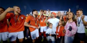 كواليس احتفال تامر حسني مع لاعبي المنتخب بعد التتويج بكأس العاصمة (فيديو)