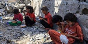 السفير الفلسطيني بلبنان يتابع أوضاع النازحين.. "يونيسف": أطفال غزة محاصرون