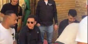 جنب صاحبه.. رضا البحراوي يشارك في جنازة والد حمو بيكا| صور