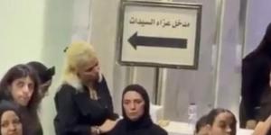 أشرف زكي ووفاء عامر أول الحاضرين في عزاء سهام جلال