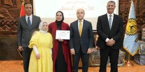 محافظ الغربية يكرم الامهات المثاليات ويؤكد : الأم المصرية أساس بناء الوطن