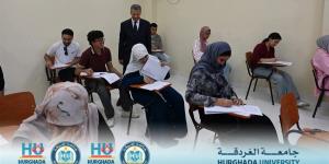 رئيس جامعة الغردقة يتابع امتحانات الفصل الدراسي الثاني بكليتى الألسن والحاسبات والذكاء الاصطناعي