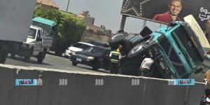 انقلاب تريلا على طريق قويسنا – شبين الكوم أمام شركة الكهرباء