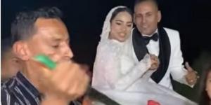 بياكلوا بطيخ بدل التورتة.. عريس وعروسة يتصدران الترند (فيديو)