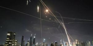 طهران تنفذ تهديدها.. لحظة انفجار صواريخ إيرانية في قلب تل أبيب
