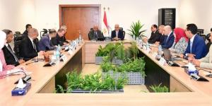 الحكومة تبحث التوسع في استخدام الطاقة الشمسية لتشغيل منشآت ومحطات "الري"