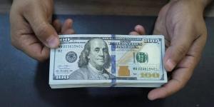 الدولار الأمريكي يحافظ على أداءه المرتفع خلال مستهل تعاملات اليوم