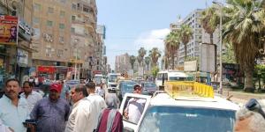 شوارع "الحلقة - الجلاء- عمر أفندي والبوسطة" بالزقازيق تشهد حملات موسعة لرفع الإشغالات