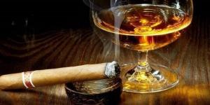 طبيب يحذر من أسوأ الأطعمة عند تناول الكحول ويكشف تأثيرها على الكبد