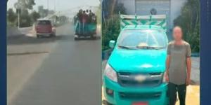 ضبط قائد سيارة "ربع نقل" قام بالسماح لعدد من الصبية بالجلوس أعلى الصندوق الخلفي