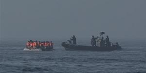 مهاجرون يهاجمون الشرطة الفرنسية أثناء إحباط محاولة إنزال قارب إلى المياه