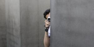 ما حكم القانون في نشر صور شخص دون إذنه؟
