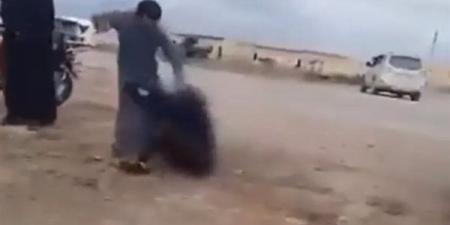 بأي
      ذنب
      عذبت،
      ضرب
      فتاة
      بطريقة
      بشعة
      على
      يد
      7
      رجال
      يشعل
      غضب
      السوريين
      (فيديو)