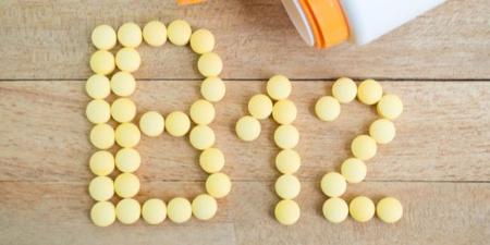 نقص فيتاميني D وB12 يظهر عبر إشارات قد لا تنتبه لها