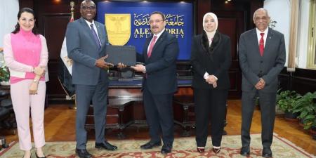 جامعة الإسكندرية تبحث تعزيز التعاون الأكاديمي والبحثي مع "كارلتون الكندية"