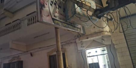 إزالة لافتات الإعلانات المخالفة لسوء الأحوال الجوية بالمنيا