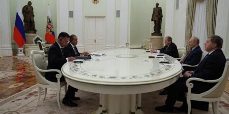 وزير الخارجية يسلم رسالة خطية من رئيس الجمهورية إلى بوتين