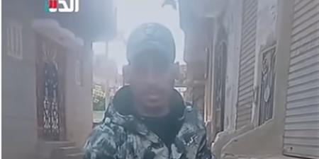 شاب من ذوي الهمم ينظف الشارع من آثار المطر ويتفاجئ بمحضر ضده (فيديو)