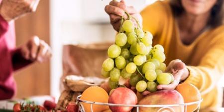هل تناول الفواكه على معدة فارغة أفضل للصحة؟