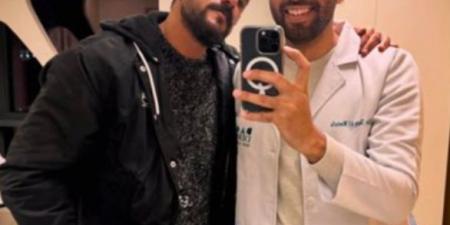 أحدث صورة للفنان أحمد العوضي تثير الشكوك حول خضوعه لعملية تجميل (ما القصة؟)
