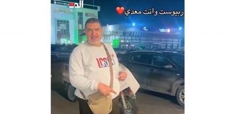 "بيقف يبيع كيكة عالرصيف".. مدير حسابات يساعد ابنته في التسويق لمشروعها (فيديو)