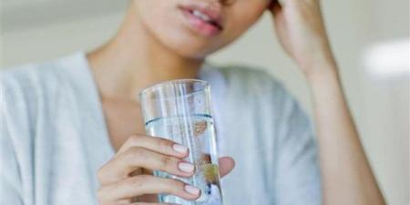 شرب الماء بطريقة خاطئة.. هل يمكن أن يضر صحتك دون أن تشعر؟