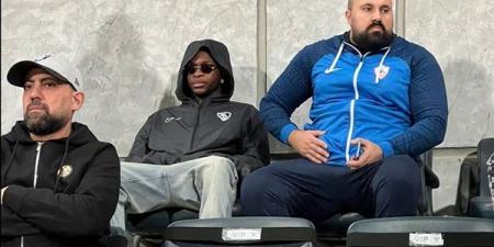 رغم الإصابة.. شيكو بانزا يؤازر الزمالك في برج العرب