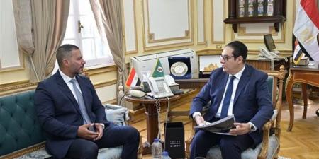 البورصة المصرية و جامعة القاهرة يبحثان نشر ثقافة الاستثمار والتوعية