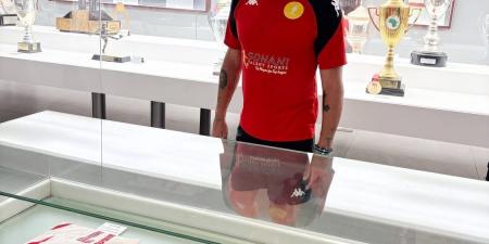 مارك فيش نجم منتخب جنوب إفريقيا يزو متحف نادي الزمالك بصحبة حازم إمام