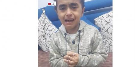 أم تستغيث لإنقاذ ابنها من ضمور العضلات: عايزين نفتح حساب تبع التضامن (فيديو)