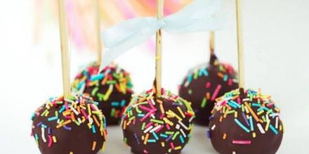 طريقة تحضير كرات الكيك الملونة الشهية