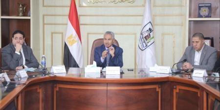 محافظ بني سويف يناقش إجراءات تسهيل مشروع وزارة النقل لرفع كفاءة وتطوير مزلقانات السكك الحديدية