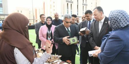 محافظ الدقهلية ورئيس جامعة المنصوره الجديده يتفقدان معرض " أيادي مصر "