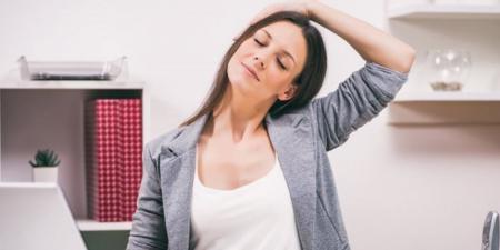 آلام الرقبة المنتشرة بين الشباب.. تحذير من "متلازمة الرقبة التقنية"