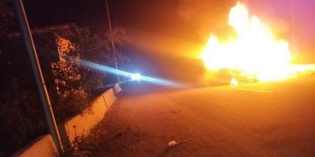 إصابة شخصين إثر اشتعال سيارة ملاكي بعد اصطدامها بحاجز خرساني بالبحيرة