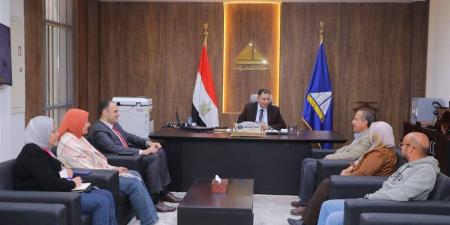 محافظ دمياط يبحث إنهاء مشروعات مدينة رأس البر