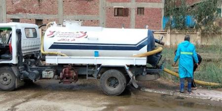 معدات ميدانية لاحتواء أزمة الصرف الصحى الأهلى بقرية ميت غزال بالغربية