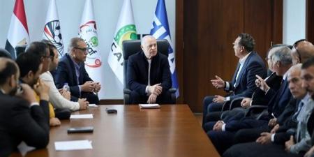 هاني أبو ريدة يستقبل مجموعة من أندية الجمعية العمومية